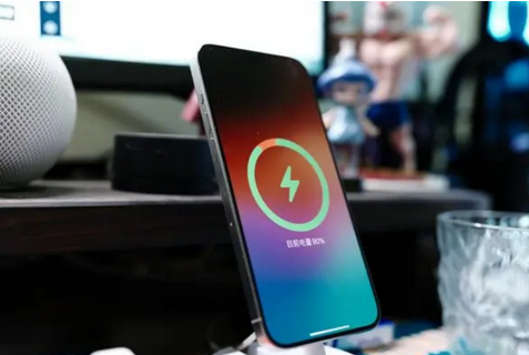 新和苹果15换屏服务分享用什么充电器给iPhone15充电更好 